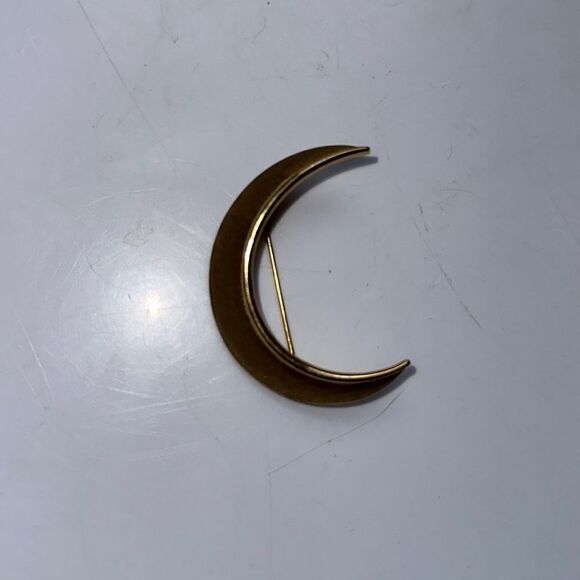 Vintage Trifari gold tone half moon/half circle brooch/pin - Picture 2 of 5